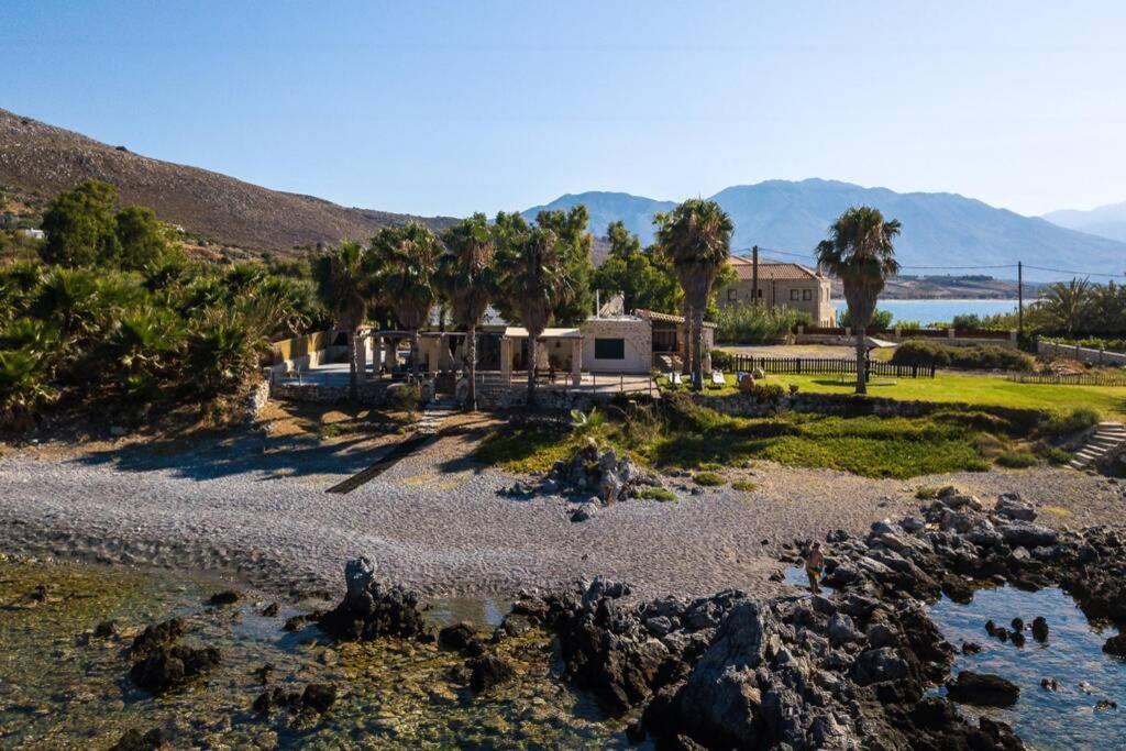 Villa Proto Helidoni - A Cozy Beachfront Villa Πετρές Εξωτερικό φωτογραφία