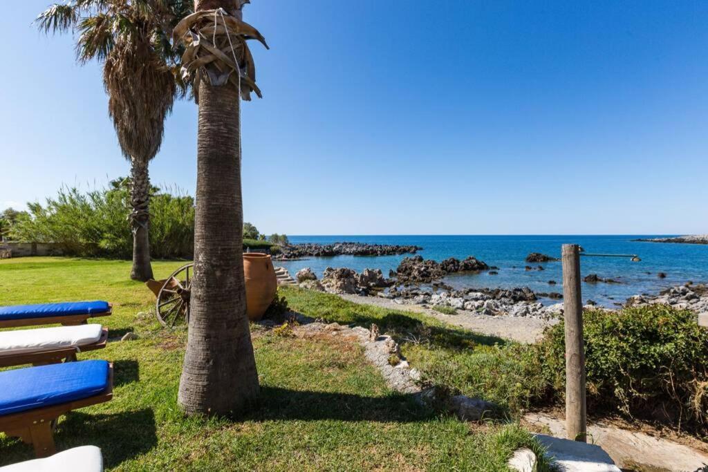Villa Proto Helidoni - A Cozy Beachfront Villa Πετρές Εξωτερικό φωτογραφία
