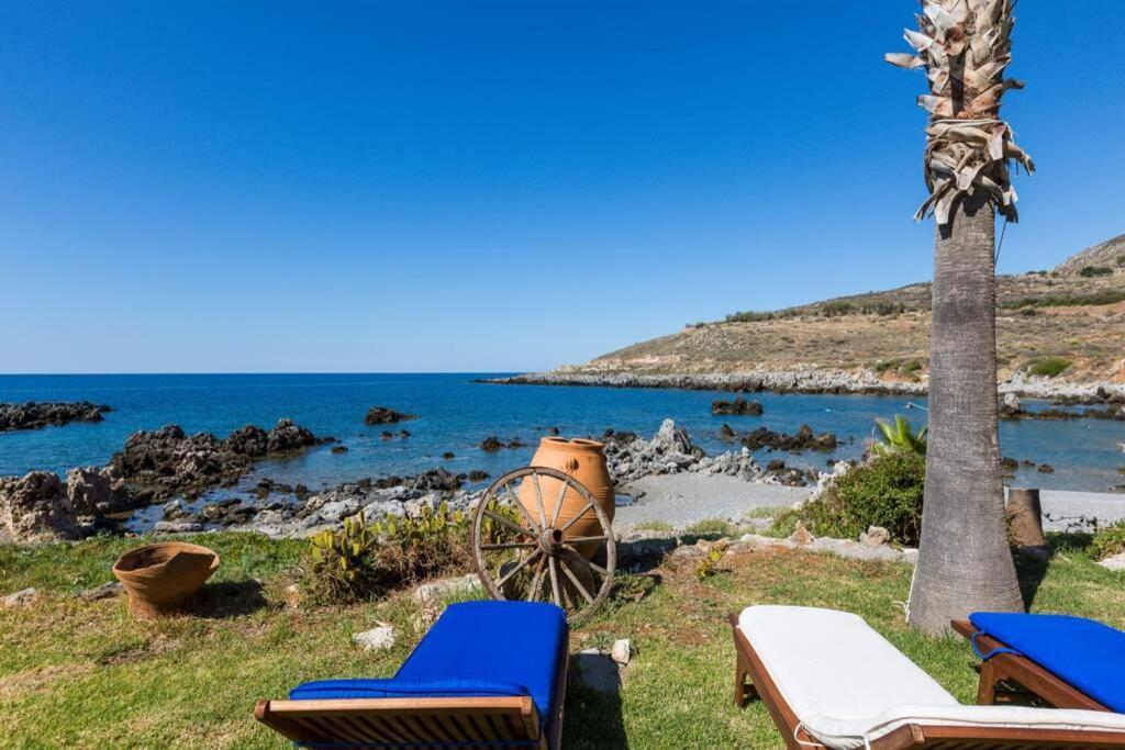 Villa Proto Helidoni - A Cozy Beachfront Villa Πετρές Εξωτερικό φωτογραφία