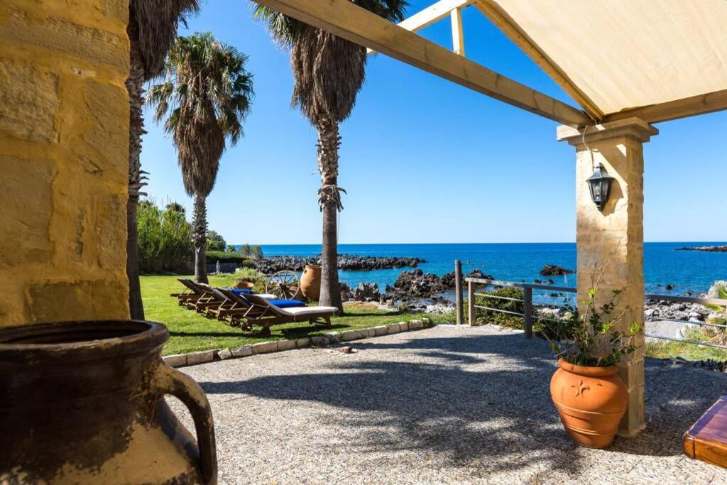 Villa Proto Helidoni - A Cozy Beachfront Villa Πετρές Εξωτερικό φωτογραφία