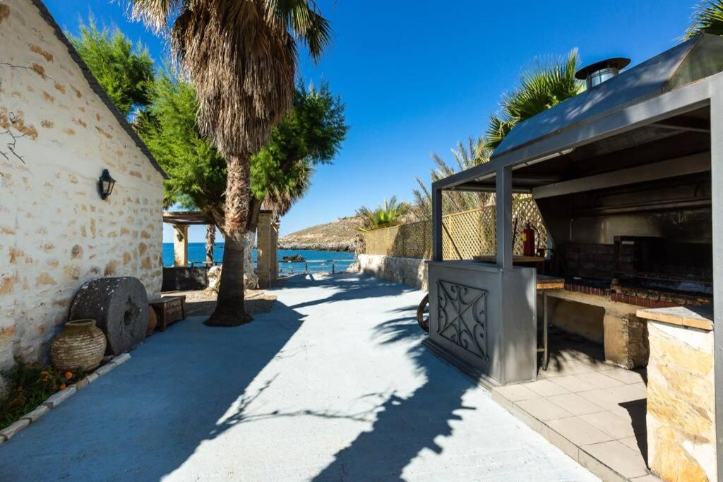 Villa Proto Helidoni - A Cozy Beachfront Villa Πετρές Εξωτερικό φωτογραφία