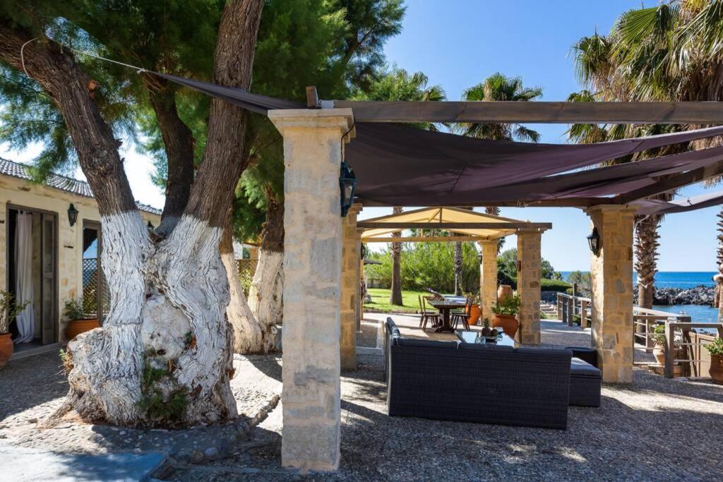 Villa Proto Helidoni - A Cozy Beachfront Villa Πετρές Εξωτερικό φωτογραφία