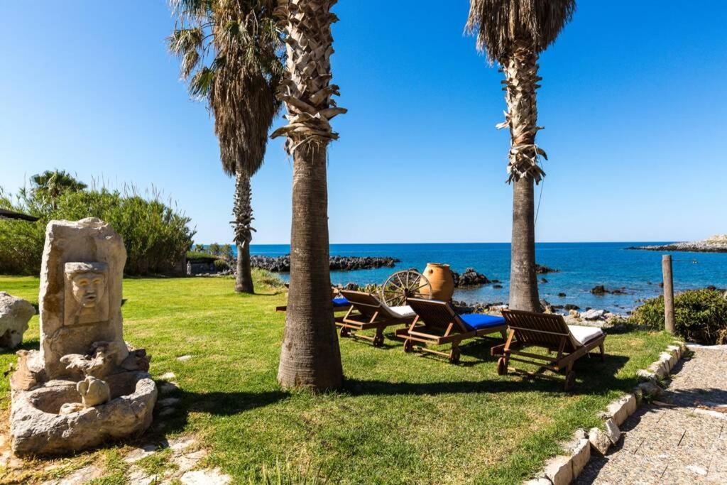 Villa Proto Helidoni - A Cozy Beachfront Villa Πετρές Εξωτερικό φωτογραφία
