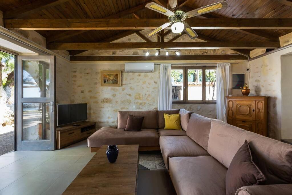 Villa Proto Helidoni - A Cozy Beachfront Villa Πετρές Εξωτερικό φωτογραφία