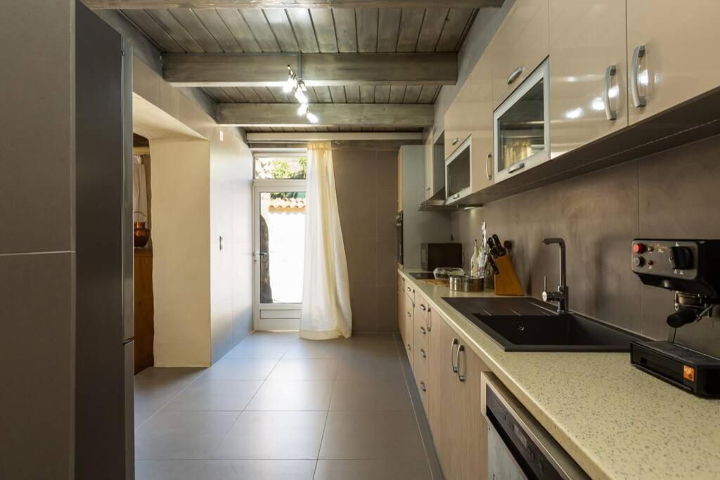 Villa Proto Helidoni - A Cozy Beachfront Villa Πετρές Εξωτερικό φωτογραφία